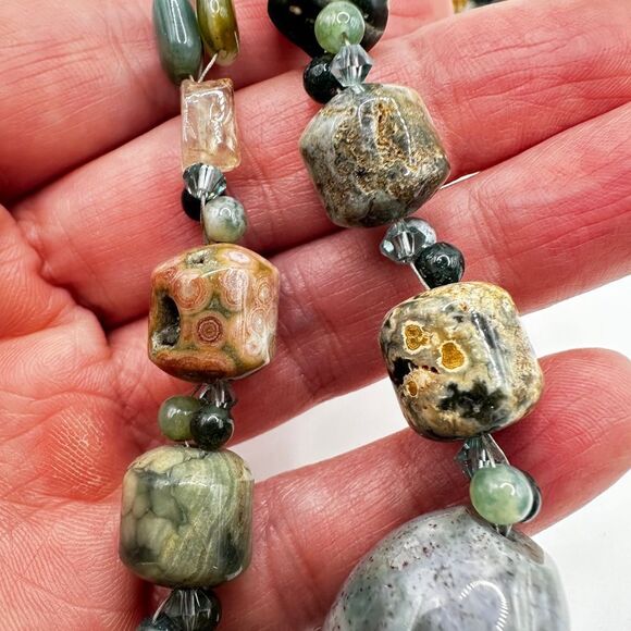 16” Agate stone and crystal accent beaded necklace! - Picture 6 of 11